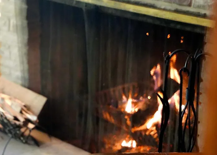 Cozy Nature Retreat Cabin With Fireplace